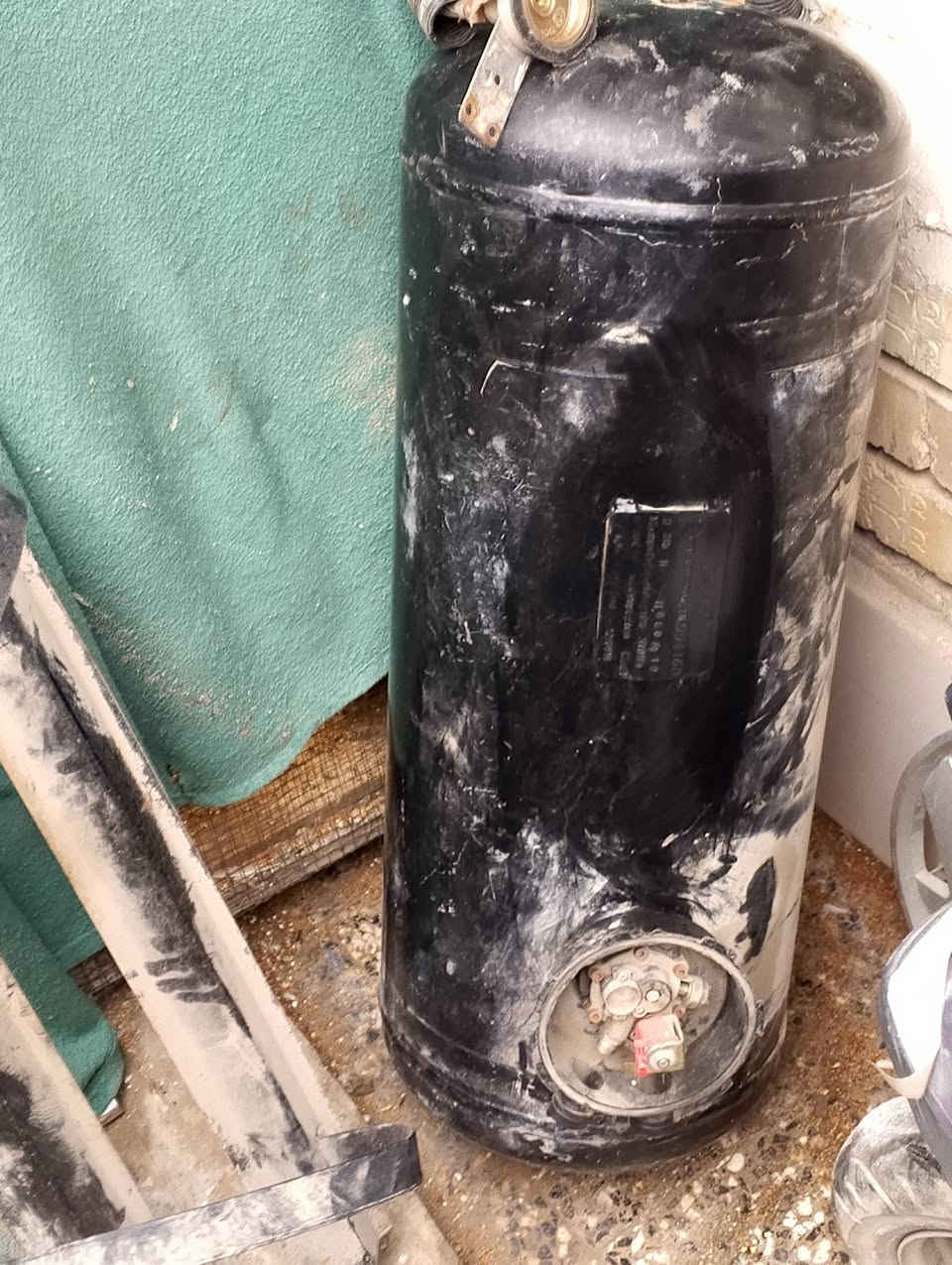 السلام عليكم شباب منظومه غاز اللبيع الامين الثاني مابيه نقص 200 الف اربع سلندر رقم هاتف ،***********
