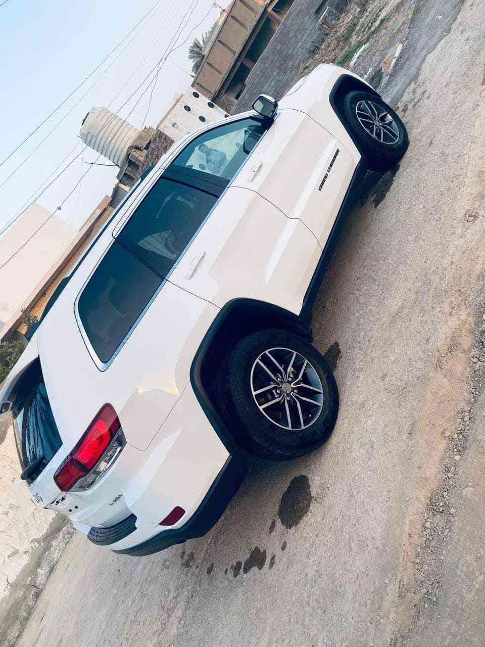 سلام عليكم للبيع جيب 2021 فئه (لاريدو) السياره نص  فول مواصفات للاخير
جنطه كهرباء
كشنات كهرباء
كامره خلفيه 
حساس حلفي
توقف ذاتي عند اصدام بشيء في الخلف
تبريد قطعتين امامي +خلفي
تحكم ستيرن +شفتات 
وضعيات قياده (SPORT+ECO) 
مري هيتر
بصمه تشغيل +ابواب 
رقم بغداد
تشغيل عن بعد
السياره   وارد امريكي تبديل بنيد فقط وصبخ شبر بل جاملغ الامامي ””” 
مكينه كير كله جديد السياره   وبلخير ع ياخذه 
السعر 250
مكاني ذي قار /
***********
