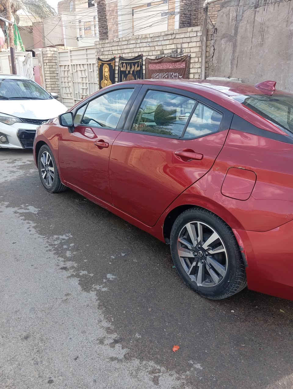 السلام عليكم نيسان فيرسا موديل 21  معوقين باقي سنه واصير حره بيها وكاله عامه السياره حادثها باامريكا جاملق وبنيد وبالعراق حادث خلفي جاملق بي دواخل وقبق الجنطه مبدل مكان سياره بغداد مدينه الصدر السعر 95وبيها مجال هاتف *********** كير مكينه كفاله اتصل ودلل
