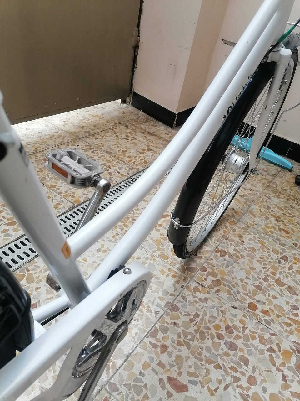 سلام عليكم باسكل حاويه منزله موديل 2019 كفاله عامه تايرات جدد و جوابه جدد نضافه فول حاويه كير شغال حجم 26 القطعه فول نضافه لون ابيض واسود كلش نضيفه وجديده سعره 105 وبيه مجال بسيط مكاني بغداد البياع الباسكل كامل للتواصل واتساب ***********
