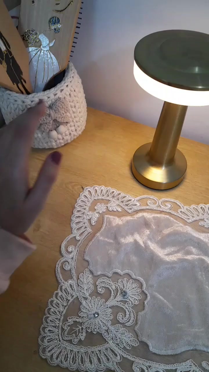 هذا المنتج هو واقي شمس ملون من ماركة ليدورا (L'Dora).
مميزاته👇👇👇
✅️نوع البشرة: مناسب لجميع أنواع البشرة.
✅️اللون: بيج طبيعي (Natural Beige).
✅️الحماية: عامل حماية SPF 50 للحماية من أشعة UVA و UVB الضارة.
المميزات:👇👇👇
خالي من الزيوت (Oil Free).
يوفر حماية قوية باستخدام فلاتر فيزيائية وكيميائية.
يعمل على ترطيب البشرة ويساعد في منع الشيخوخة المبكرة الناتجة عن الشمس.
الحجم: 50 مل.
السعر 15000


**إذا كنت صاحب هذا الإعلان وتريد حذفه لأي سبب، رجاءا أرسل رسالة إلى الدعم الفني**