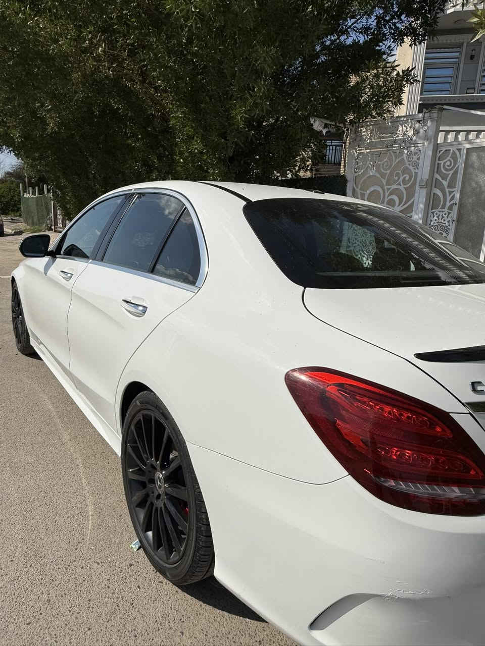السلام عليكم 
مارسدس 
C300
Model. 2018 
فول مواصفات 
فتحه
جلد مواصفات معروفه
(حادثه قطعتين بنيد وجاملغ مبدل نفس لون
بدون ايرباك
سعره ٢٣٥ ورقه سياره جديده
مكانه بغداد
للاستفسار 
*********** واتس
