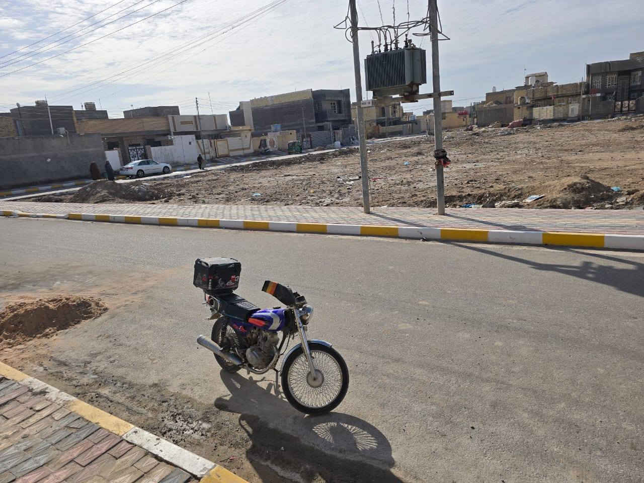 البيت للبيع مساحته 250
بيت متكون من غرف 2(6*4)
صاله(5*8)  استقبال(7*4)مطبخ(5*4)
 منور+ حمام داخلي + حمام خارجي 
موقع البيت //شارع أربعين قرب مكتب عادل حاشوش
السعر خاص 
الاستفسار الاتصال على هذا الرقم ***********
