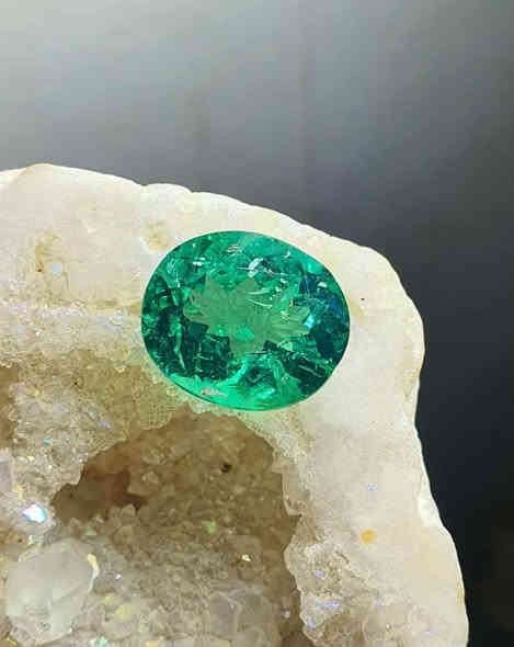 ماشاءالله…جوهرة حقيقة أصلية من الزمرد الزامبي باللون الريحاني الرائع بوزن 11 قيراط حجم 15 ملم للبيع بسعر 300 دولار نهائي***********
