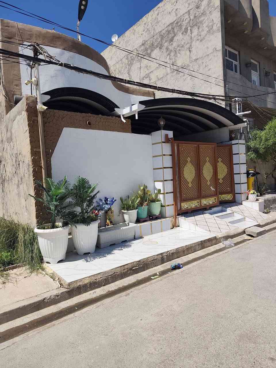 السلام عليكم دار للبيع طابو ملك صرف المساحه 140 واقع حال 160 واجه 7 ونص نزال 22 الموقع بعقوبه ام الكرفس يحتوي الدار علئ 2 غرف نوم 💤 صاله استقبال مطبخ مجمع صحيات مع الاثاث للستفسار ***********
