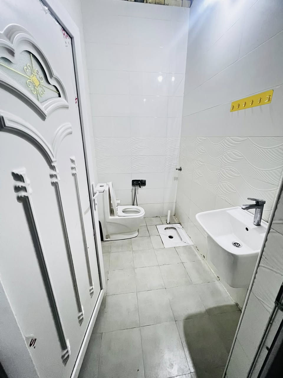 بيت للبيع مساحه 200متربناء حديث سنه 24  حي الفارس مقابل مدرسه مطلوب اسكان 53مليون.طابقين اي استفسار  رقم موبايل ***********
