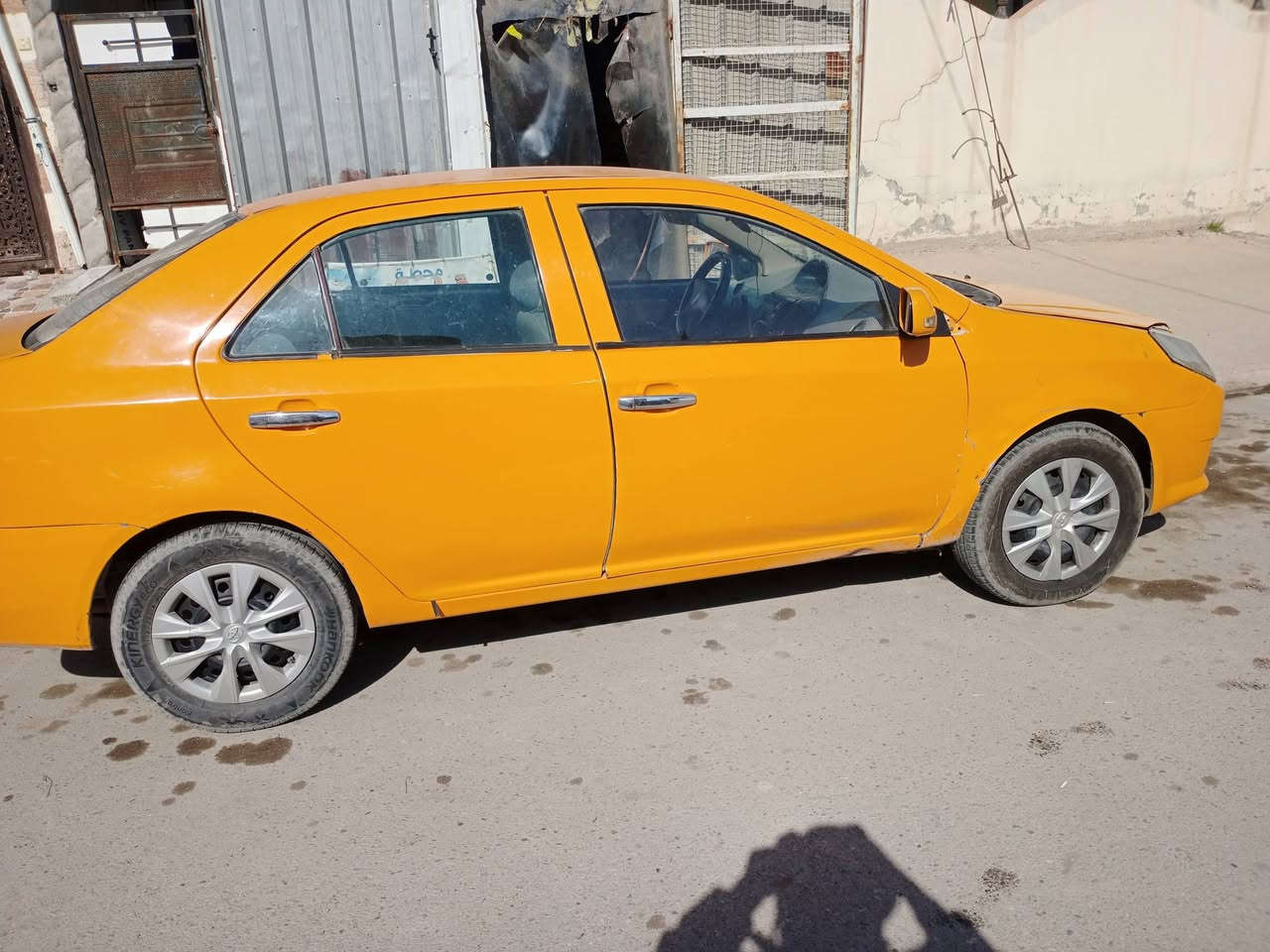 سلام عليكم جيلي ام كي للبيع موديل ٢٠١١ مشروع وطني. بطاقه بانزين سنويه لل ٢٠٢٨ . مصفره هيئه غرامه شرط التحويل و الوكاله  كير محرك شرط . محرك شاده جديد . كهربائيات كلها شغاله سياره  مابيه نقص فقط تبريد عاطل . السعر ٢٦ و بيه مجال حك الجيه. ***********
