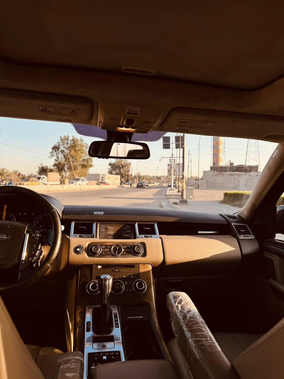 السلام عليكم رانج روڤر للبيع
موديل 2012 خليجيه
فول فوووللل مواصفات 
بدون حادث بدون تصليح بيها فقط قطعه وحده رش البنيد بدون تصليح 
مكينه العاديه المرغوب مو سوبر
تحكمات ستيرن شفتات كشنات كهرباء داخل جلد جكات شغاله تبريد شغال جديده من ناحيت كلشي مابيها اي نقص 
السعر 140 
***********
***********
العنوان بغداد جزيره بغداد السياحيه
