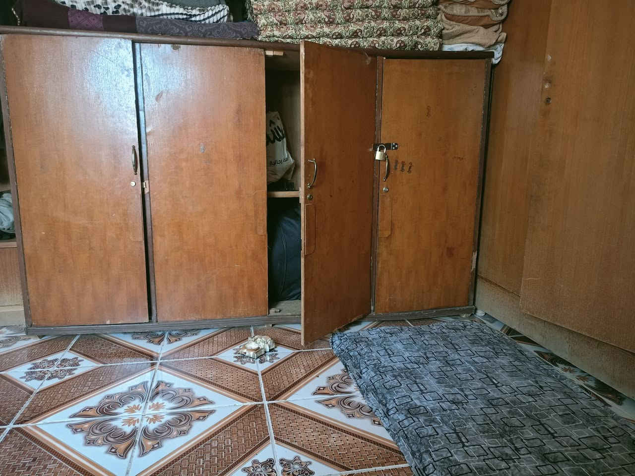 سلام عليكم غنصور 4بوب خشب صاج السعر 50وبي مجال اتصل على الرقم الخاص مغلق ***********

