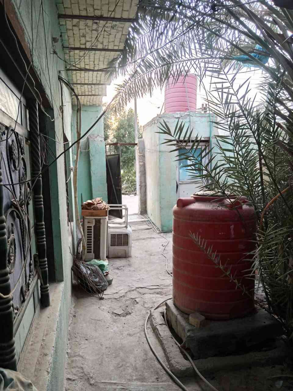 سلام عليكم بيت البيع في المعقل حطين يحتوي على غرفتين وصاله وديوان كبير كل غرفه 5×4 وصاله 7×3 وديوان 10×4 +وبيت زغير وره وبي غرفه و حديقه كبيره السعر 25 وبي مجال رقم الهاتف *********** هاذا وتساب فقط وهاذا شريحه ***********
