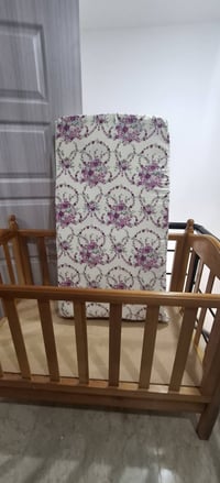 سرير اطفال • نظيف • دوشك جديد