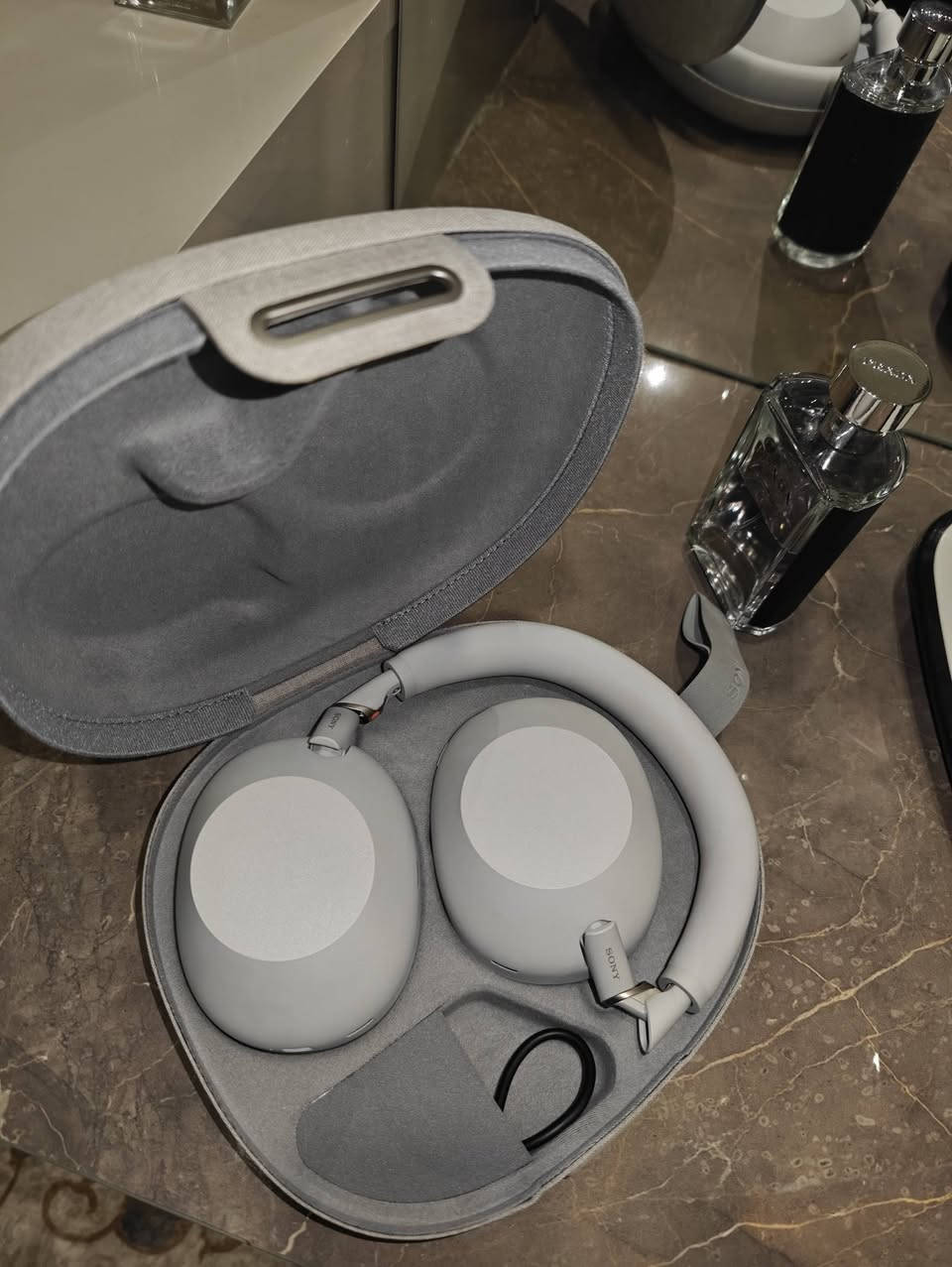 Sony WH-1000XM6 للبيع
صوت نقي، عزل خرافي، وراحة تخليك تعيش كل تفصيل بالموسيقى.
تحكم ذكي من الموبايل، وبطارية تدوم وياك طول اليوم.
مستعملة استخدام مرة واحدة فقط، وحالتها ممتازة جدًا.
سعرها الجديد بين 470 ألف و490 ألف، والمطلوب 420 ألف قفل. 
و التوصيل موجود : 5 الف


**إذا كنت صاحب هذا الإعلان وتريد حذفه لأي سبب، رجاءا أرسل رسالة إلى الدعم الفني**