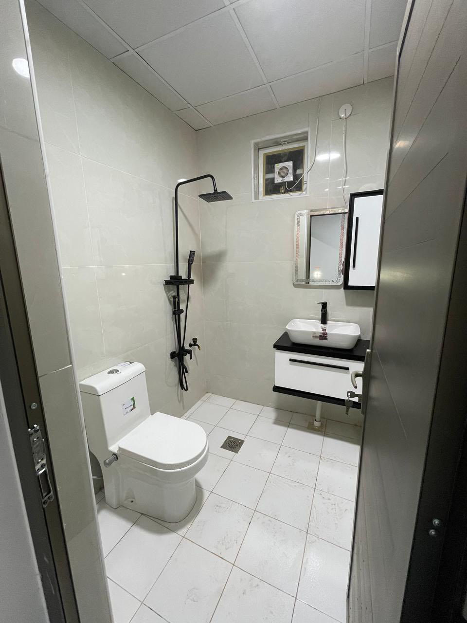 السلام عليكم
شقة للايجار / عوائل فقط 
تفاصيل بالمنشور
