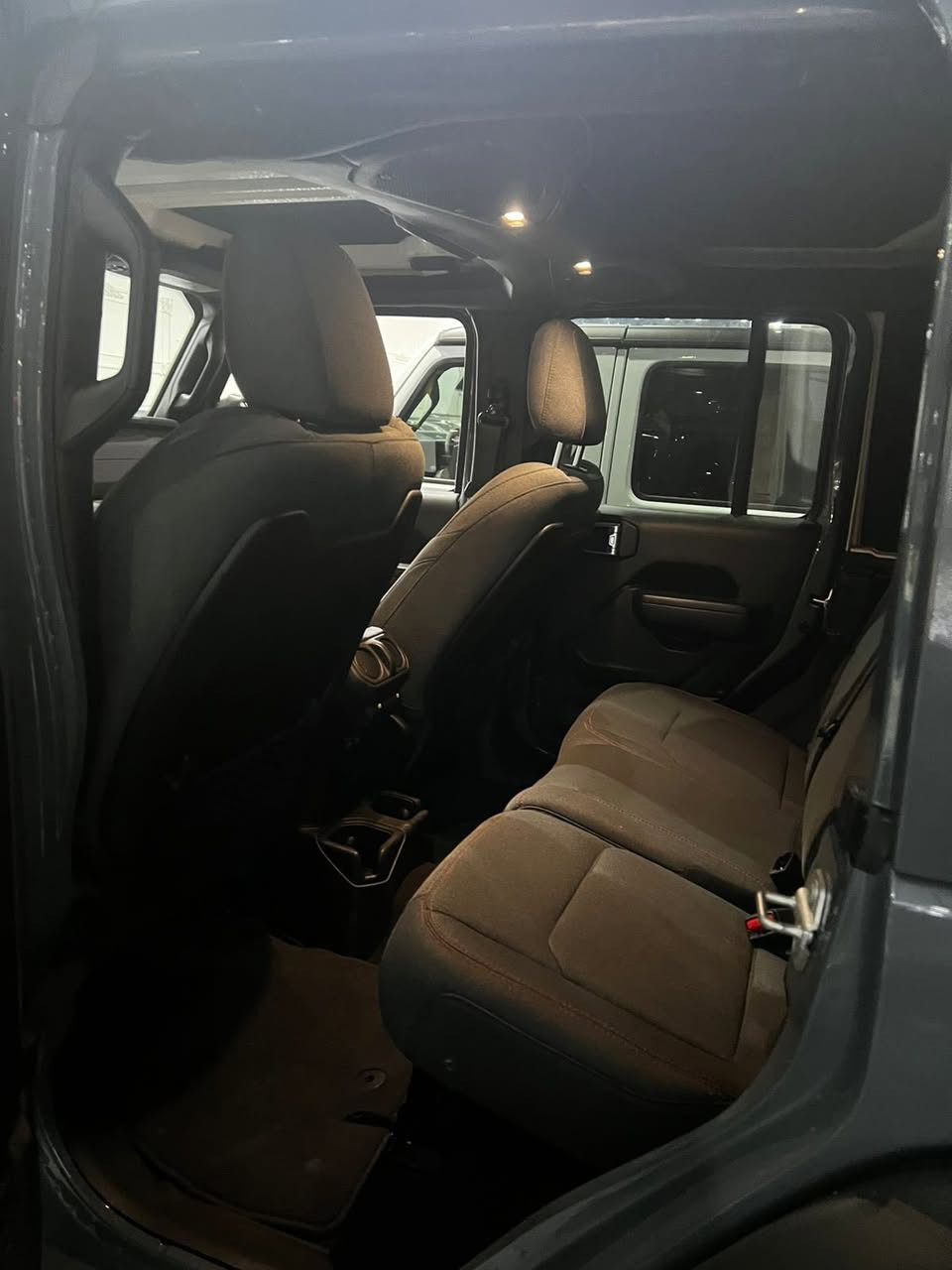 للبيع
🚙 جيب جراند شيروكي 2024
محرك 6 سلندر 3.6L Pentastar
دفع رباعي AWD
ناقل حركة أوتوماتيك
بنزين
وارد أمريكا

المواصفات:
 • نظام ABS
 • نظام الثبات الإلكتروني
 • كاميرا خلفية
 • شاشة وسطية
 • تشغيل بصمة / زر
 • تحكم بالمقود
 • مكيف أوتوماتيك
 • أنظمة أمان

الملاحظات:
 • بها ربح قطعة باب جهة يمين
 • الجاملخ الخلفي جهة السايق صبغ

رقم الشاصي: 1C4PJXFG0RW268890
السيارة نظيفة

📞 للمزيد من المعلومات الاتصال على:
***********
