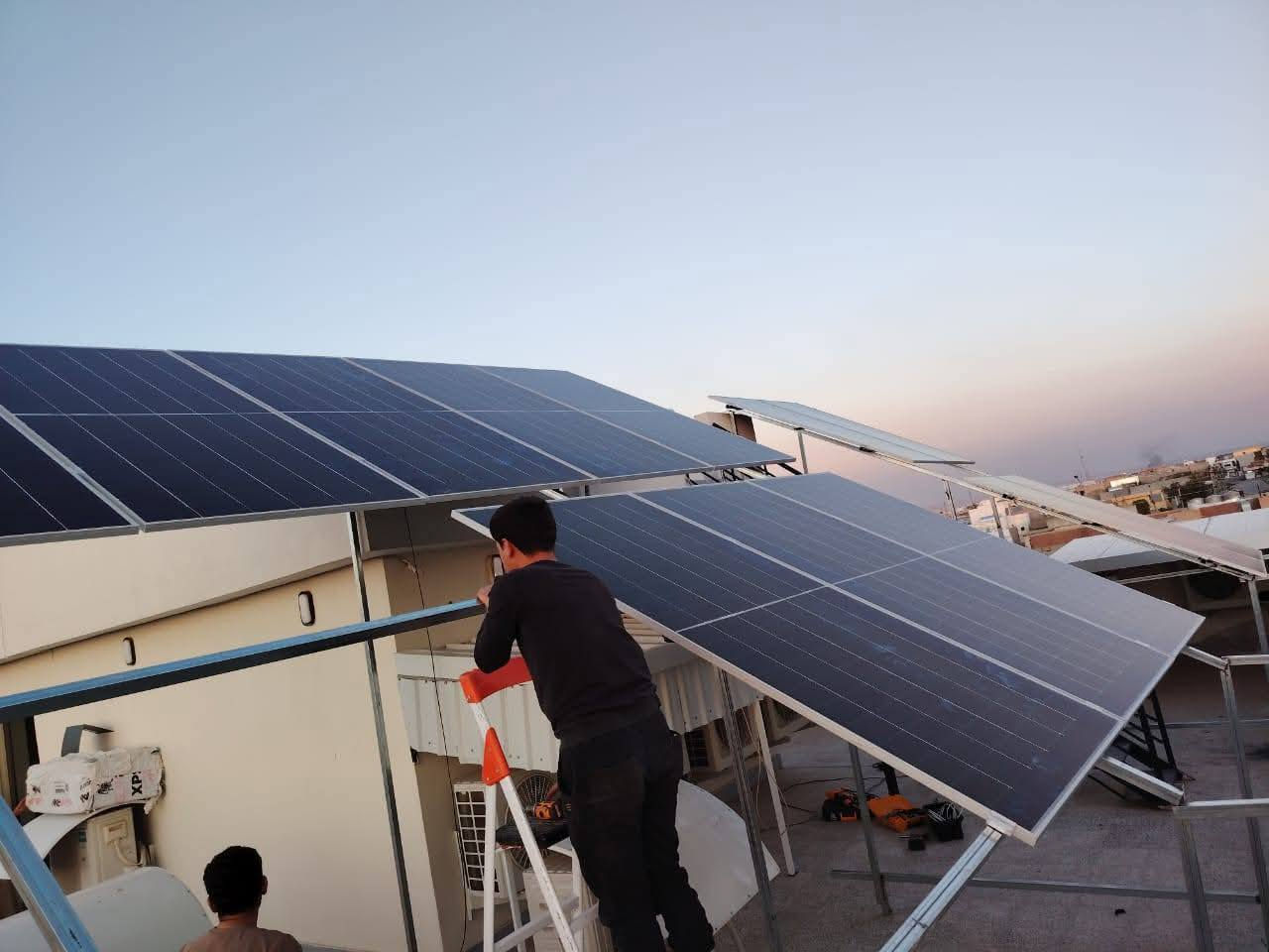 بشرى سارة إلى أهلنا في صلاح الدين يعلن مكتب الأصيل الهندسي عن توفر منظومات الطاقة الشمسية بالاقساط مريحة لحاملي بطاقة ماستر الرافدين للمعلومات الاتصال***********
⚡ منظومات طاقة شمسية بالتقسيط
⚡ منظومات طاقة شمسية بالتقسيط المريح

🔋 المنظومة الأولى
10 أمبير نهاري / 8 أمبير ليلي (ليثيوم)
الإنفيرتر: 4 كيلوواط – ضمان سنة
البطارية: 8 كيلوواط – ضمان 5 سنوات
الألواح: 5 ألواح لونجي  
السعر الكلي: 4,350,000
القسط الشهري: 233,000

ــــــــــــــــــــ

🔋 المنظومة الثانية
12 أمبير نهاري / 10 أمبير ليلي
الإنفيرتر: 6 كيلوواط فلستي – ضمان سنة
البطارية: 10 كيلوواط فلستي – ضمان 5 سنوات
الألواح: 6 ألواح لونجي
السعر الكلي: 5,150,000
القسط الشهري: 277,000

ــــــــــــــــــــ

🔋 المنظومة الثالثة
16 أمبير نهاري / 15 أمبير ليلي
الإنفيرتر: 6 كيلوواط – ضمان سنة
البطارية: 15 كيلوواط ليثيوم – ضمان 5 سنوات
الألواح: 8 ألواح لونجي – ضمان 15 سنة
السعر الكلي:  6,300,000
القسط الشهري: 340,000

ــــــــــــــــــــ

🔋 المنظومة الرابعة
20 أمبير نهاري / 14 أمبير ليلي
الإنفيرتر: 8 كيلوواط
البطارية: 15 كيلوواط ليثيوم
الألواح: 10 ألواح لونجي – ضمان 15 سنة
السعر الكلي: 6,900,000
القسط الشهري: 375,000
ــــــــــــــــــــ

🔋 المنظومة الخامسة
25 أمبير نهاري / 25 أمبير ليلي
الإنفيرتر: 8 كيلوواط
البطارية: 25 كيلوواط ليثيوم
الألواح: 12 ألواح لونجي – ضمان 15 سنة
السعر الكلي: 9,150,000
القسط الشهري: 500,000

 المنظومة الخامسة
30 أمبير نهاري / 30 أمبير ليلي
الإنفيرتر: 12 كيلوواط
البطارية: 15x2 كيلوواط ليثيوم
الألواح: 14 ألواح لونجي – ضمان 15 سنة
السعر الكلي: 11,150,000
القسط الشهري: 611,000
