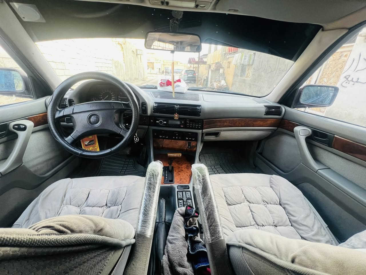 سلام عليكم ليدور نضيف سياره بيئم مديل 91 سياره كارتون كير و محرك بل جيس تبريد تدفه حداديه كارتون سياره متعوب عليه تخم تاير سنتر لك فتحه فول مواصفات سنويه جديده هز توه رقم نكليزي بسم ولد صاحبي داخل ملكي ابيضّ رقم بغداد مكاني سماوه قضاء الخضر السعر 70 و بيه مجال قليل اكو بل سوك حته ب 20 بس نضيف غالي سياره تاخذه ما عايزه ربع ‭0788 252 6192‬
