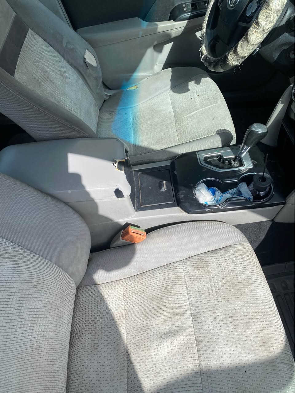 كامري 2014 وارد امريكي رقم بغداد بيها خمس قطع صبغ أبيع حزام ، كير محرك چيك وين متريد ، تايرات حداديه نص عمر ، أشر بيها گلوب سيرڤس لأن حساس الدكشن الفوك عاطل و صار صرف بانزين بسببه ، تدفئه ومنظومة تبريد و مي كامله كله جديد ، السيارة بإسمي شرط التحويل و السونار قديم و مرفق مع الصور ،، السعر 120 ورقه و بيها مجال بعد المعاينه رقمي *********** 
غير متواجد عالفيس الفلوجة, الأنبار
