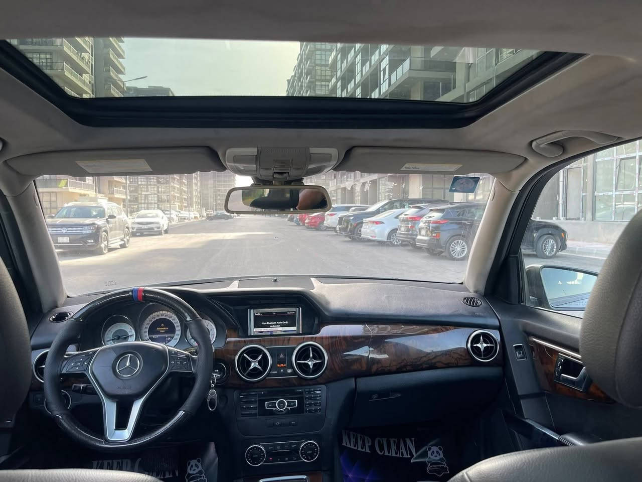 السلام عليكم للبيع مارسدس GLK
موديل 2013 رقم بغداد بسمي
فول مواصفات للاخير
مكينه وكير وتبريد وحداديه بحاله ممتازه 
حجم المكينه 6 سلندر 
السعر 155$ورقه
مكان السياره الفلوجة
للاتصال ***********
