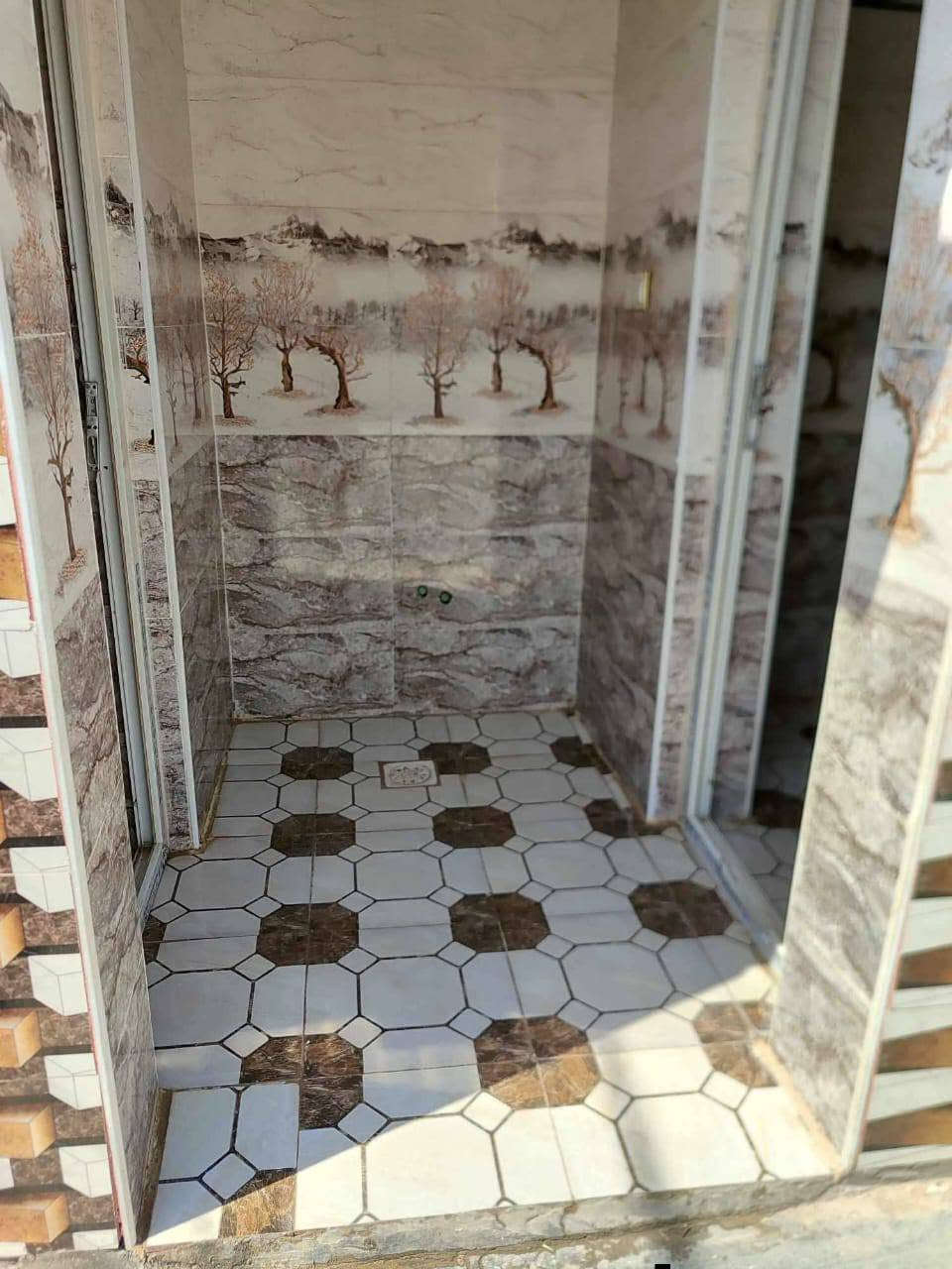 السلام عليكم بيت زراعي للبيع على طريق السنيه خلف معمل الكاشي مباشره مساحته 200 م  البيت عله شارعين التبليط بالباب يحتوي على غرفتين وصاله ومطبخ وصحيات للاستفسار الاتصال على الرقم وتساب ***********
