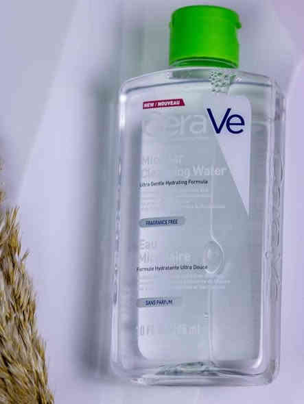 استمتعي بتنظيف فائق اللطف مع ماء الميسيلار من CeraVe، الحل اليومي المثالي لإزالة الشوائب والمكياج دون الحاجة للفرك أو الغسل. تركيبة خفيفة ومُطورة بالتعاون مع أطباء الجلد، تحتوي على سيراميدات أساسية والنياسيناميد لتنعيم البشرة ودعم حاجزها الطبيعي مع كل استخدام.

✨ المميزات:
 • 🌿 تنظيف لطيف يزيل المكياج، الأوساخ، والزيوت دون تهيّج.
 • 💧 ترطيب عميق بفضل السيراميدات الثلاثة الأساسية التي تدعم حماية البشرة.
 • 🎋 مناسب للبشرة الحساسة وخالٍ من العطور.
 • 🧪 صيغة مدعومة علميًا تساهم في تهدئة البشرة ومنحها نعومة ونضارة.
 • 🚫 لا يسبب انسداد المسام، ويمكن استخدامه يوميًا بأمان.

🥰 لماذا ستحبينه؟

لأنه يمنحك بشرة نظيفة، مرطبة ومنتعشة خلال ثوانٍ—بدون أي إحساس بالجفاف أو الشد، وبجودة العلامة الموثوقة CeraVe

السعر 10,000✅ 

للطلب مراسلة الدايركت أو مراسلتنا عبر الواتساب ***********
