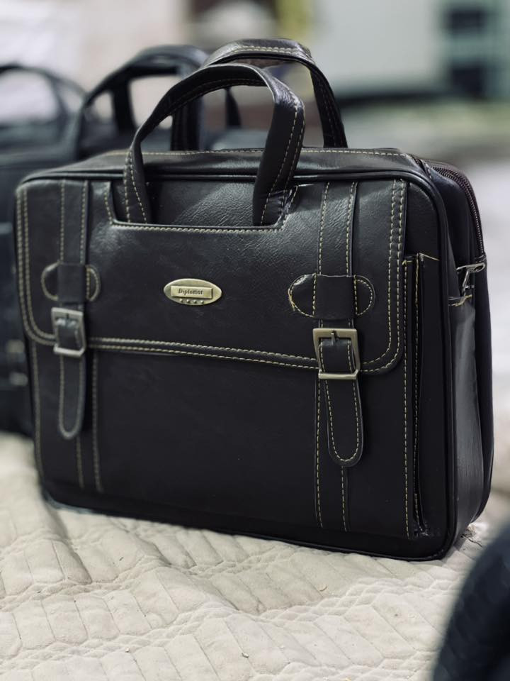 سلام عليكم 
تتوفر لدينا جميع أنواع حقائب الابتوب 
جودة عالية 
السعر 18 الف بس
يوجد لدينا توصيل لجميع محافظات العراق
للحجز واتساب *********** متوفر 24 ساعة
