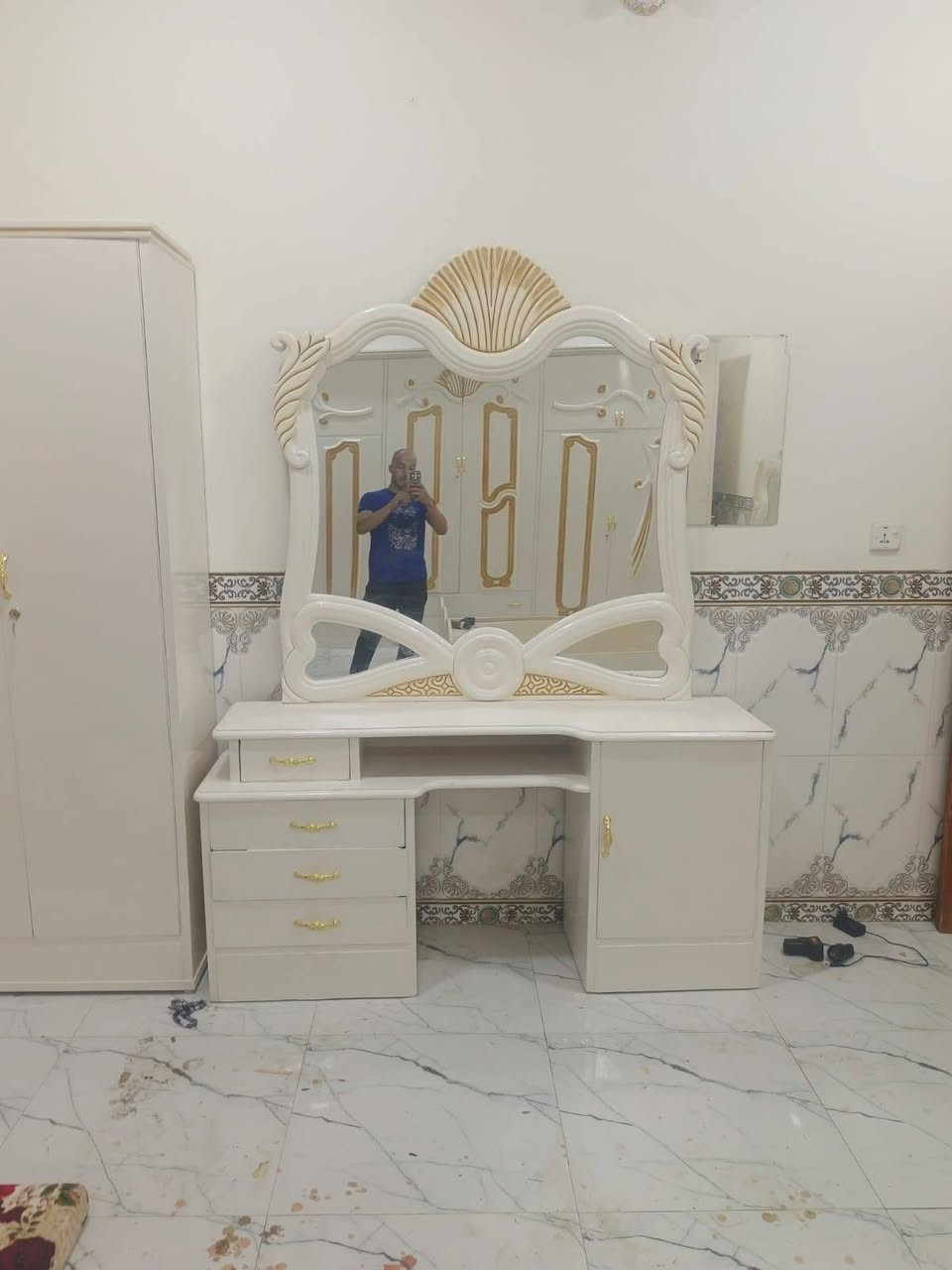 غرفه لون ابيض  حطاطه مسرح ديوان برتفاع عالي شقل احطاطه داخل خارج صاج  ***********
