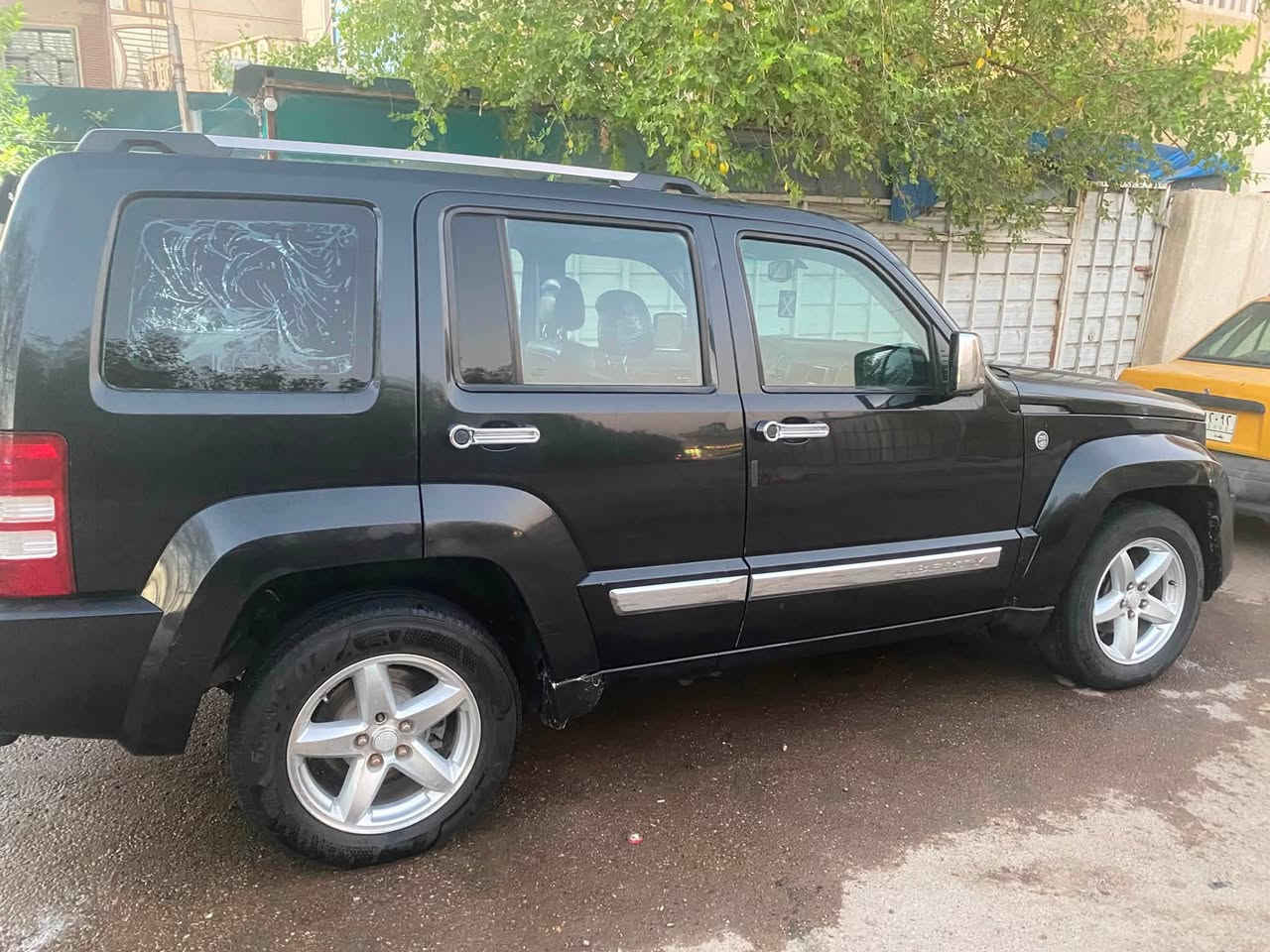 السلام عليكم
جيب ليبرتي موديل ٢٠١١
سيارة جاهزة بدون نقص 
حادثها بجم بدون شواصي 
سعرها ٨٥$ ورقة بيها مجال 
مكاني بغداد المعلمين حي الرئاسة
للاستفسار ***********
