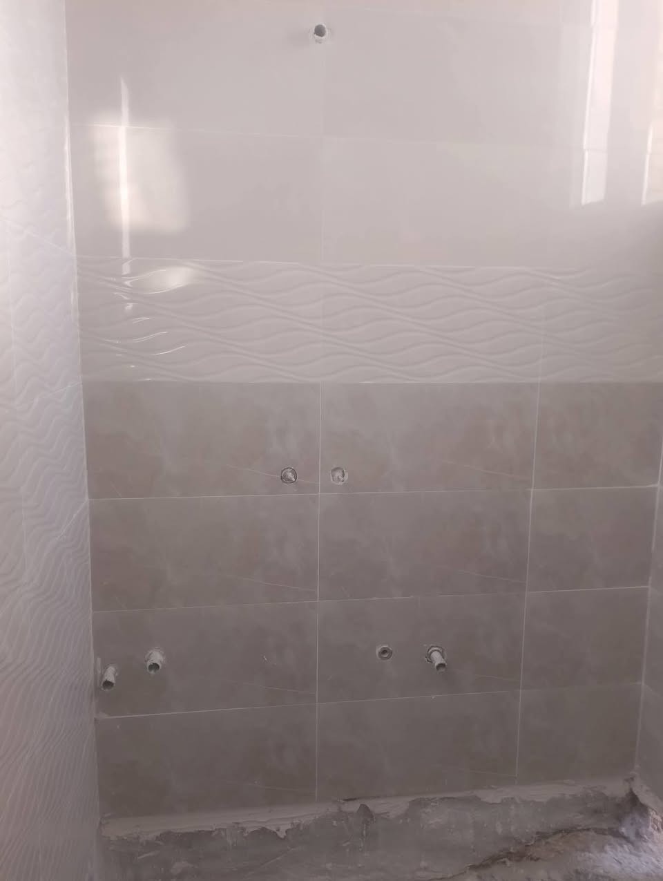 خلفة سيراميك ارضي جداري نشتغل  بلوميه ومكطوعه  جزء بصيط من عملنه قبل التختيم  ***********
***********
