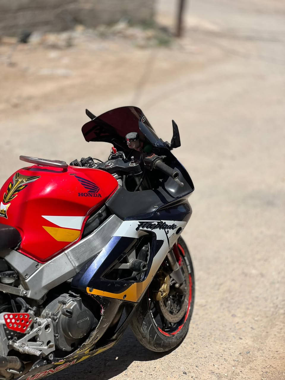 � للبيع : Honda CBR 929RR FireBlade
📌 تسجيل: 2004
📌 الوارد: ياباني
📌 اللون: تراي كولر
📌 فئة الدراجة: سوبر سبورت

━━━━━━━━━━━━━━━

✅ الأوراق كاملة
✅ الكمرك مدفوع كامل
✅ الضريبة مدفوع مكينة مجفت قبل شهرين 
✅ التعشيقات كلها سليمة
✅ تبريد ممتاز
✅ السحب قوي جداً 🔥

━━━━━━━━━━━━━━━

⚙️ المواصفات الفنية:

🔹 محرك 929cc
🔹 4 سلندر DOHC
🔹 تبريد مائي
🔹 حقن إلكتروني PGM-FI
🔹 قير 6 سرعات
🔹 قوة تقريباً 150 حصان
🔹 سرعة300كم/س

━━━━━━━━━━━━━━━

🛠️ الإضافات والتعديلات:

✔️ إكزوز رياضي
✔️ شكل سبورت مرتبة
✔️ صوت جميل ومرتب
✔️ستايل رياضي

━━━━━━━━عارضيه ب 25$ورقه وبيه مجال مكاني بغداد النهروان وتساب وع الخط ***********
