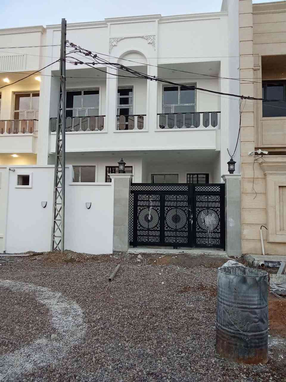 ‏🕋بسم الله الرحمٰن الرحيم🕋
‏
‏🤝السلام عليكم ورحمه الله وبركاته🤝
‏
‏🌐الموقع الانبار/قضاء الفلوجه 
‏
‏🏡 بيت للبيع .بيت للبيع .بيت للبيع  
‏
‏🏡في منطقه الظباط الرابعة حي الشهداء 🛣️ 
‏
‏📐المساحه 150م الواجه 7.5م حديث 
‏
‏🛣️ مقابل حديقه وساحه
‏
‏📄نوع العقار طابو صرف سند 📄
‏
‏⚠️ يتكون من طابقين شغل درجه اولى 
‏
‏♦️كراج
‏♦️مدخل
‏♦️استقبال
‏♦️مطبخ 
‏♦️صاله 
‏♦️غرفه عدد 4
‏♦️حمام عدد3
‏♦️ مناور 2
‏
‏💲 السعر المطلوب 180 وقابل للتفاوض، 
‏
‏
‏☎️***********☎️ 
‏
