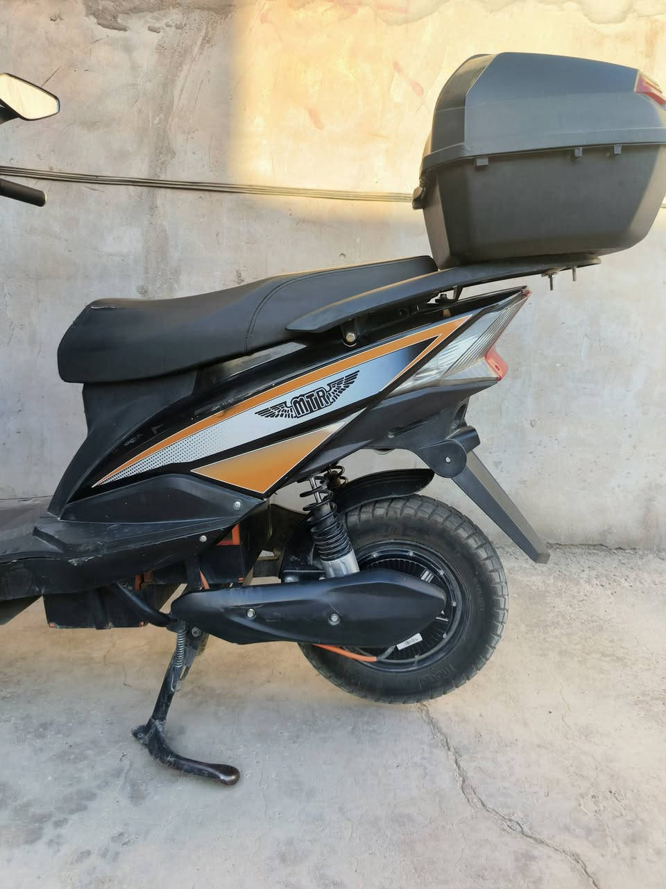 درجة شحن سكنس تحتوي على ٦ بطاريات ليثيوم
كهربايات دراجه كامله تدعم شحن سريع
يجود قليل من شخط في الكفرات بس الي يريد يتصل على هاد رقم 
وسعر ٧٥٠ وبي مجال
العنوان بغداد المعامل حي نصر
***********
