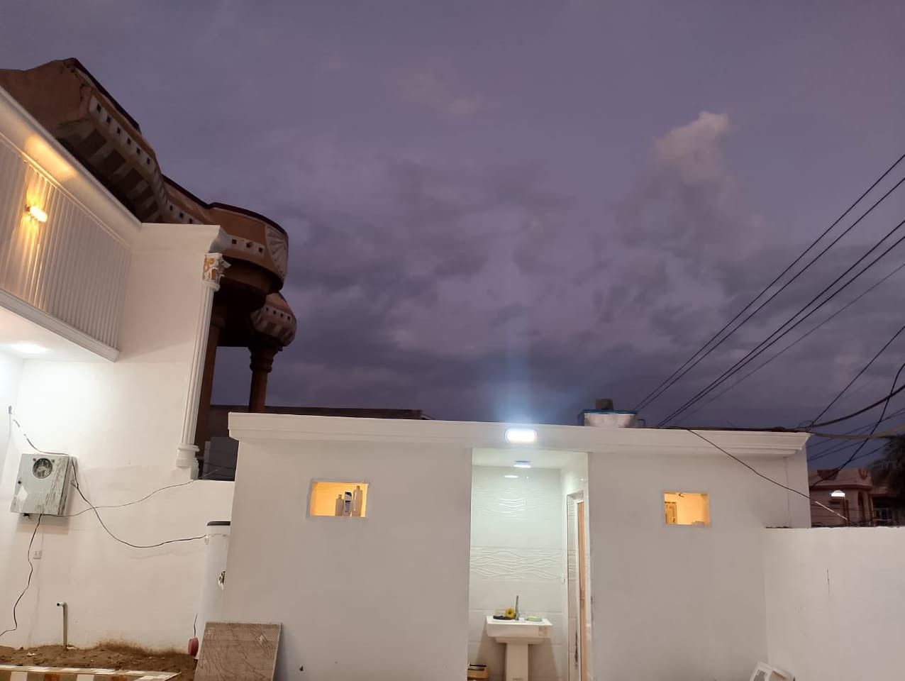 للبيع بيت طابق ونصف مساحة ٣٠٠ متر ١٠ × ٣٠
القادسية قطعة ٥٠٠ مقابيل اسواق النور 
على شارع ١٥ م اتجاه بغداد.
بيت جديد بناء سنة 2026
يحتوي على :-
٣ غرف نوم..
صالة كبيرة ٨ ×٥،
 استقبال كبير ٩ × ٥
مطبخ حار وبارد ٨ × ٤ ونصف.
صحيات عدد ٤
حديقة داخلية وخارجية
 
البيت جاهز شغل درجة اولى بورسلين تركي ١٢٠ × ٦٠ وسقوف سحب مغربية شبابيك ألمنيوم سلايت.

للاستفسار:- مكتب نصير للعقارات 
العنوان :- تكريت ، القادسية ، وسط شارع قطعة 500

***********

نرفق لكم صور الدار ‏
