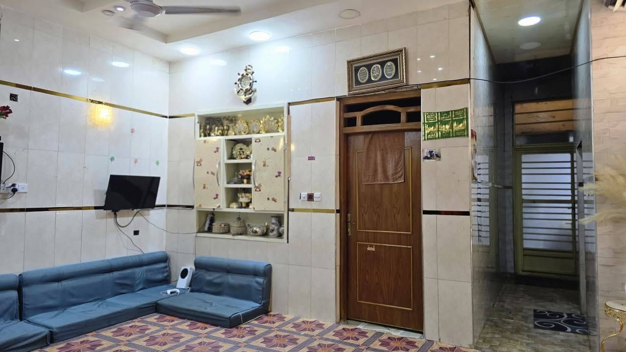 ***********
بيت طابقين بناء حديث مساحه 138 الطابق الارضي غرفه .صاله .استقبال  مطبخ حار .مطبخ بارد مفصول صحيات .الطابق الثاني نفس التصميم  الموقع الماجدية شارع الملعب شارع عريض رصيف اكثر من 4متر يصلح للسياره قريب علئ مركز الشرطه والمسجد وملعب الماجديه منطقه امينه غنيه عن التعريف
