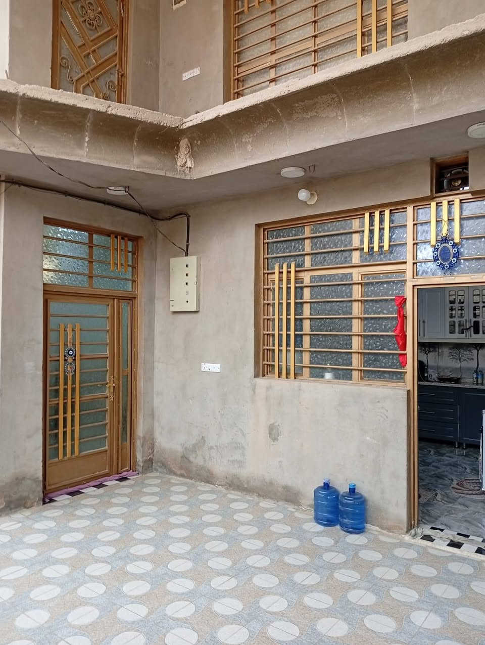 السلام عليكم من رخصت الدمن الدار للبيع العنوان كوت زين القوس
شارع المدراس مساحه 200متر الاستفسار الاتصال على الرقم ***********
