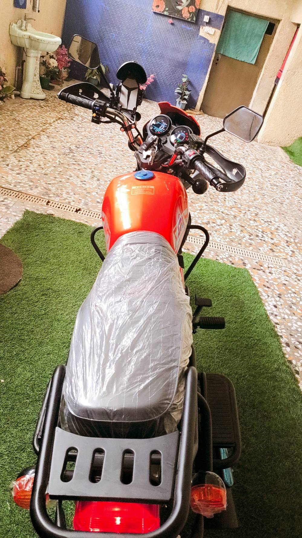  دايون  2026 
يا الله.. للبيع دراجة دايون جبلية (الأصلية) موديل 2026
المحرك: 200cc (قوة وعزم حقيقي، مو الـ 150).
الحالة: زيرو (بجياسهة)، مكفولة من كلشي وبشرط الفحص.
المواصفات التقنية:
نظام تشغيل عن بعد.
تجي وياها (2) بصمة و (2) سويج أصلية.
دشبول إلكتروني حديث.
منفذ شحن للموبايل.
الأوراق: مرقمة، سنوية، ولوحات (مكاتبة، وكالة، مداور.. شتريد حاضر).
ملاحظة: الدراجة مشتريهة قبل يومين بـ (3,050,000) ورايد ابيع بسبب ظرف طارئ.
💰 السعر: 2,750,000 دينار (والشراي يتصل ويدلل)
الدراجة بيهة ضمان سنة
📍 المكان: بغداد - مدينة الصدر (تجي لبيتي تفحص وتتأكد وتقتنع قبل ما تاخذها).
مكفولة من كلشي
📞 للتواصل: *********** (متوفر واتساب).