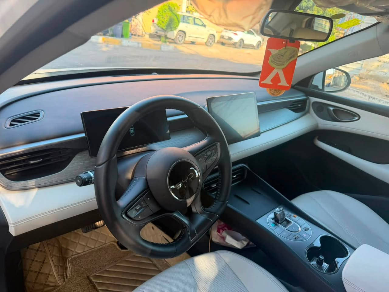 🚘 للبيع | BYD Seal 5 2025 🤍
📅 الموديل: 2025
🎨 اللون: أبيض
🛣️ الممشى الكلي: 10,000 كم فقط

✨ السيارة بحالة ممتازة جداً واستعمال خفيف، نظيفة وجاهزة للاستخدام.

✅ جميع أغراضها الأصلية موجودة (الشاحن + الكارتات)
✅ اقتصادية وعملية ومريحة بالقيادة
✅ جاهزة للفحص بأي مكان

📌 ملاحظة: يوجد شخط خفيف في الباب فقط، موضح بالصور .

💰 السعر: مناسب وقابل للتفاوض بالمعقول بعد المعاينة.

📞 للاستفسار والاتصال:
***********
***********

📍 موقع السيارة: بغداد – الجادرية.

الجاد بالشراء حياه الله، والله يرزق الجميع.
