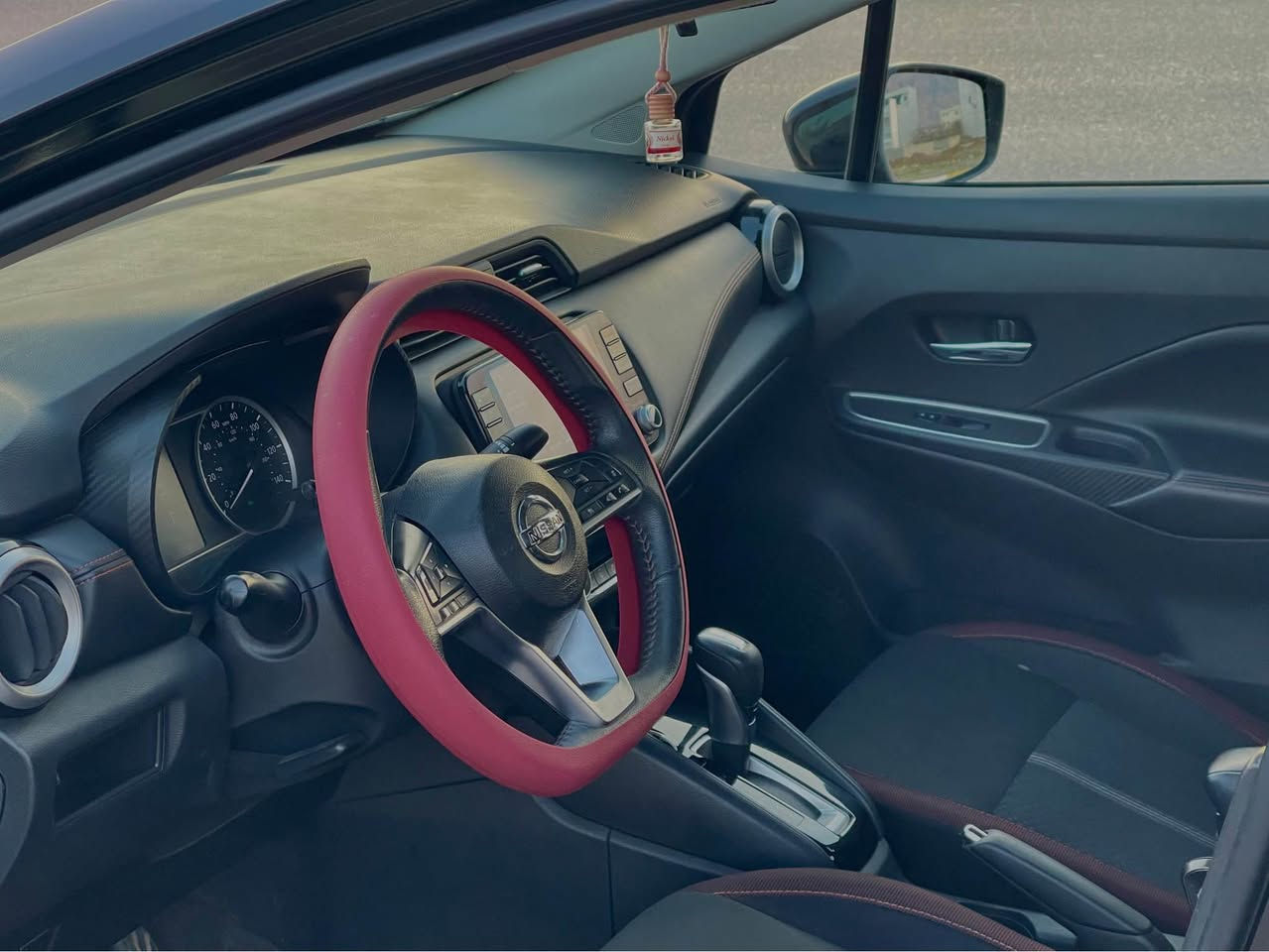 🚗 نیسان ڤێرسا 2023 (Nissan Versa SR)

• مۆدێل: 2023
• جۆری ئۆتۆمبێل: SR (فول مواسەفات)
• ڕەنگ: ڕەشی مەلەکی
• ڕۆیشتوو: 22,000 مایل

• بۆیاخ: تەنها نیو بۆنیتی بۆیاخە و ناوەوەی نەگرتووە.
• ئێرەباگ: ئێرەباگی سوکان و شانی سەکەنی تەقیوە.
• ئۆتۆمبێلەکە زۆر پاکە و وەک نوێ وایە، هیچ مەسرەفێکی تێدا نییە.
مواسەفاتەکان (SR):
• ویل کڕۆمی گەورەی سپۆرت.
• ناوەوەی سوور و ڕەش (تایبەت بە مۆدێلی SR).
• شاشە گەورە، کامێرا، Apple CarPlay و Android Auto.
• ڕاداری پێش و دوا و ڕاداری خاڵی کوێر (Blind Spot).
• بەسمە و کوشن گەرمکەرەوە. ئاوێنە هیتەر 
•مۆبایل شەحن قەپات موسفاتی ڤێرسا 
• گێڕ و مەکینە و تەقە و ڕەقە بەشەرت.

*********** رانية, السليمانية
