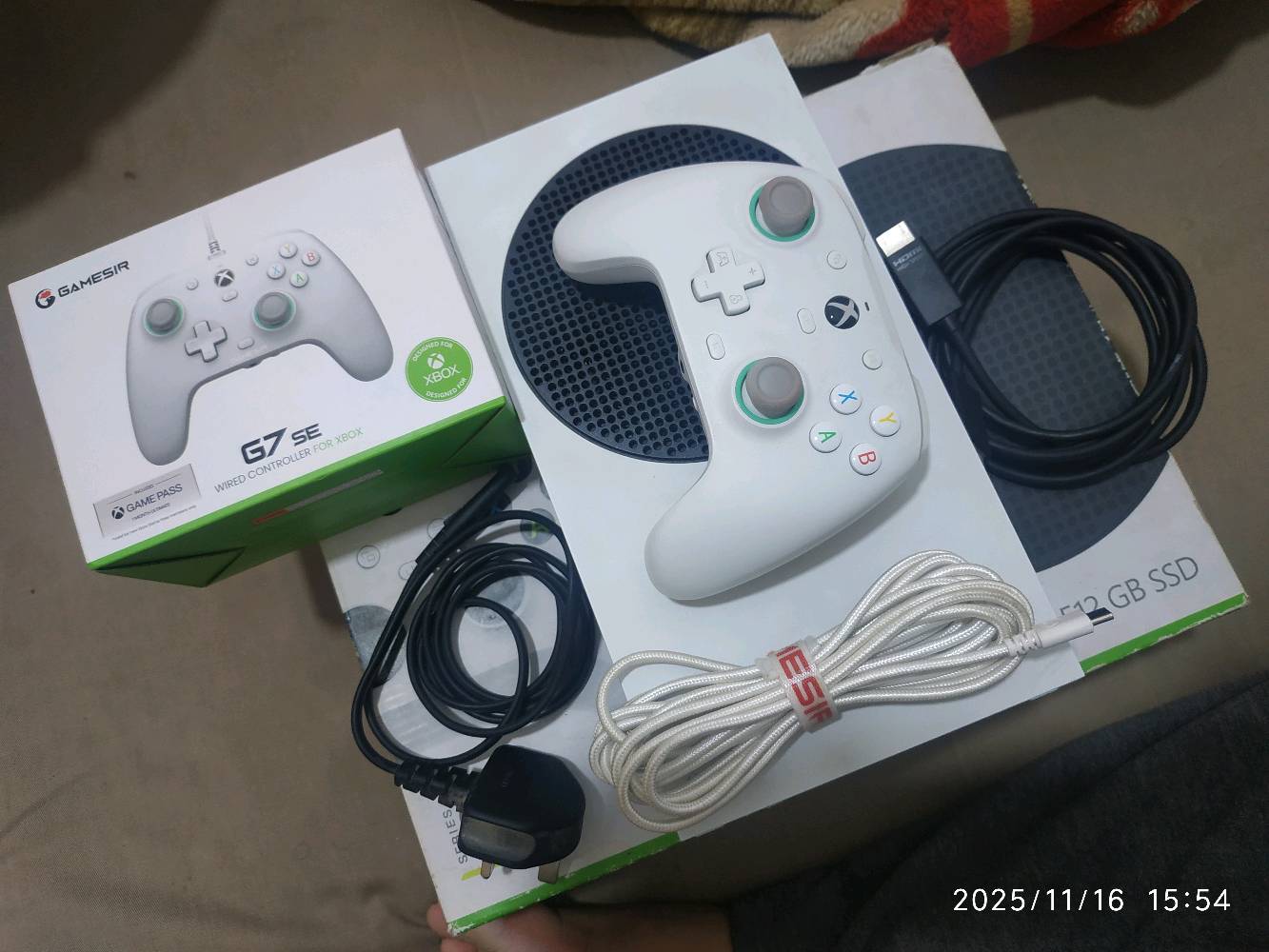 سيريس اس مستعمل بس نضيف كلش واستعمالة قليل هوة و الكارتونة مالتة والجويستك او اليدة مالتة هي الكيم سير الي الكير مالهة مغناطيسي يعني ما تخرب ولا يصير بيهة درفت ويجي وياة اليوبي اس شركة زيوس ويجي وياة سماعة هدية وحتى لعبة GTA5 مشتريها يعني راح تبقى بالجهاز 
مكاني البصرة قضاء المدينة رقمي
***********
سعرة 380 الف وي اليوبي اس 
بدون اليوبي اس 335 وبيه مجال للخوش ولد