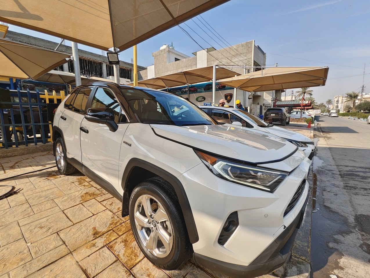 السلام عليكم
تيوتا راف 4 هايبرد موديل 2021 فول لمتد 1/1 اعلى فئة بالراف للبيع رقم بغداد باسمي تحويل ثاني يوم
وارد امريكا حادث دعامية ومبدل اصلي 
وبابين كلير جهة عكس السايق 
السيارة نظيفة جدا وبحالة ممتازة 
ماشية 75000 ميل 
مواصفات السيارة 
كاميرات 360ْ
كاميرا امامية + خلفية + جانبية + كاميرا بالمرايا 
رادارات امامي خلفي جانبي 
حساسات امامي خلفي جانبي 
قيادة ذاتية 
تبريد منفصل امامي وخلفي 
كشنات جلد 
كشنات تدفئة تبريد المقاعد الامامية والخلفية 
خزن الكشنات ميموري 
كشن كهرباء
حساس توقف امامي front parking sensor
حساس توقف خلفي assist parking sensor
عداد السرعة ديجتال 
شاشة كبيرة 9 انش 
فور ويل AWD 
ثلاث وضعيات للقيادة eco + normal + sport
اشاير بالمري + نقطة عمياء 
لايت زينون بلادي + حاجب لد 
فتحة بالسقف 
اشاير ترحيب
انارة داخلية محيطية 
دخول ذكي + خمس بصمات بالابواب 
جنطة كهرباء تفتح بحساس الرجل 
ستستم صوت 8 سماعات JBL 
وهواي بعد مواصفات نسيت اذكرهن 
السيارة بحالة ممتازة 

مكان السيارة بغداد حي الجامعة 
للاستفسار الاتصال *********** متواجد واتس اب 
بيع فقط بدون مراوس 
رجاءا اخوي الي مو شراي لا يكسر بالسيارة 
مع جزيل الشكر والتقدير
