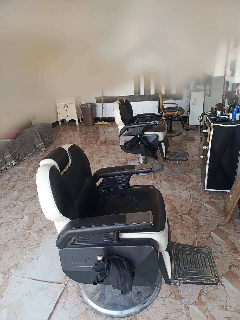 السلام عليكم  كراسي للبيع اثنيناتن ب 500 وبيهن مجال/***********
