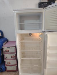ثلاجة ٢٢ قدم • بابين • نضيف