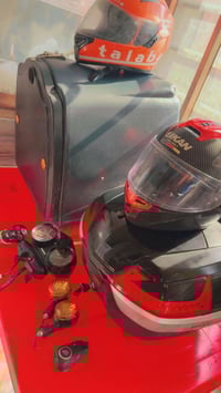 عندي خوذة وصندوك عدد 2 للبيع مثل ما وضح بل صورة  خوذة كاربون فايبر شبه...