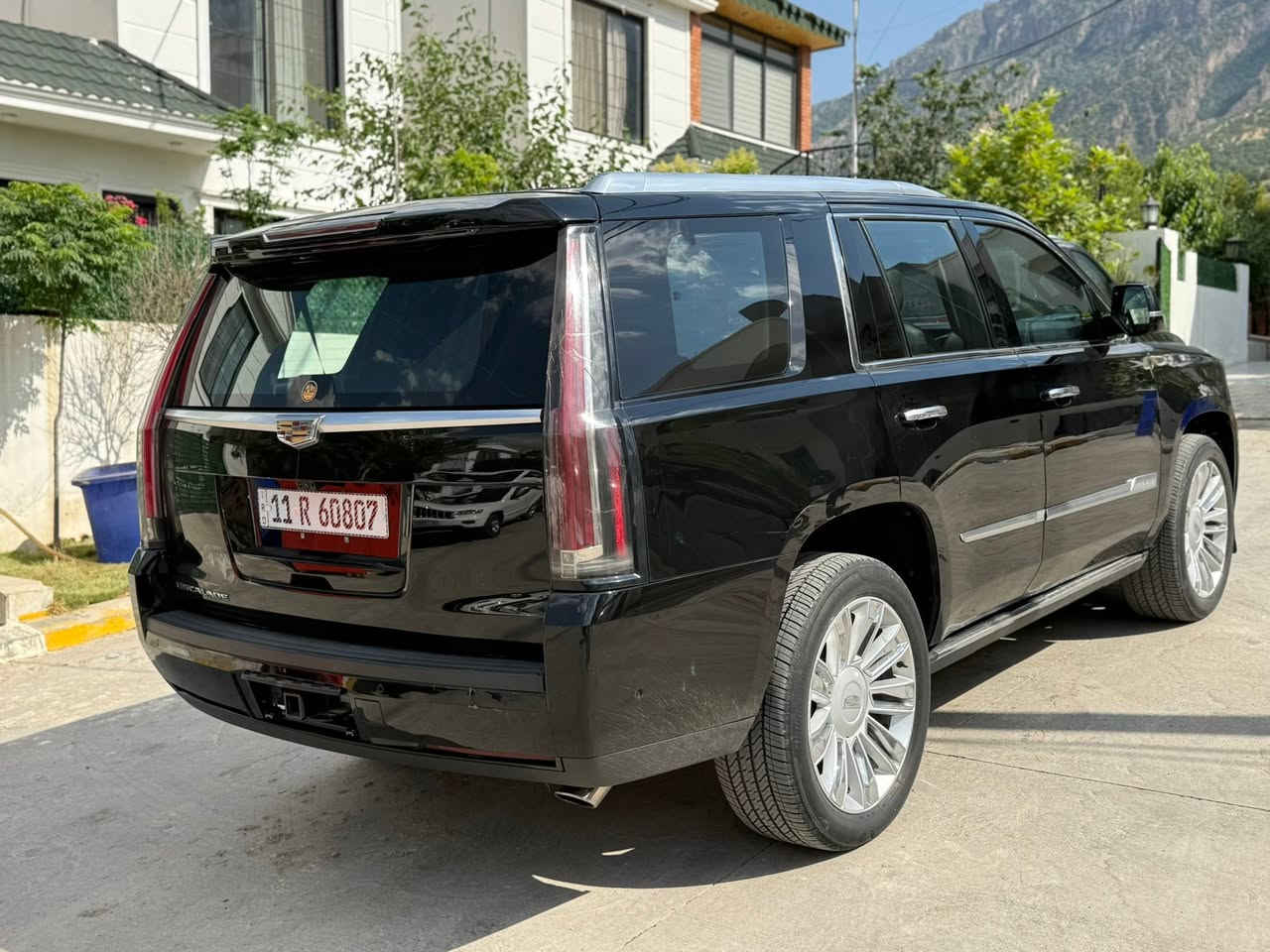 السلام عليكم كاديلاك بلاتينيوم 2019 سعرها 355 ورقة رقم بغداد بسمي فوول مواصفات مغلفة PPF بيه مكانات بارد شغل درجة اولى وبيه صبغ جاملغ خلفي فقط بدون دواخل ايرباك سليم سيارة جديدة جدا جاهزة ما بيه اي نقص محرك كير مكفولات ماشيه 83 الف كيلو للاستسفار *********** السعر 355 ورقة مكان بغداد
