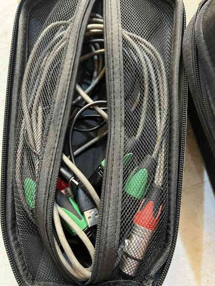 زوم صوت ٨ نضيف جداً 

وياها جنطته 

وياها خامات عدد ثنين 

ومايكات عدد ٤
وايرات عدد ٤ طول الواحد منهم ٢٠ متر 

سعرهم ٦٥٠ اخوان يفيد اخوانه المواكب المايكات والوايرات وازوم 

رونن RS3pro 

حقيبته وغراضه كلهم موجودات 

سعره ٧٥٠ 

مكاني ذي قار مركز المحافظه 
***********
