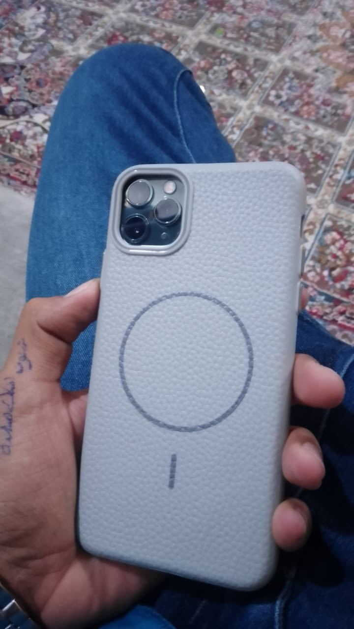 11 برو ماكس 
 ذاكره ٢٥٦
بطاريه ١٠٠ 
مبدل شاشه وبطاريه اصليات نضافته تخبل مثل مموضح
بس الشاشه بيها فطور 
مراوس فقط مابيع
*********** 
مكاني سوق الشيوخ
