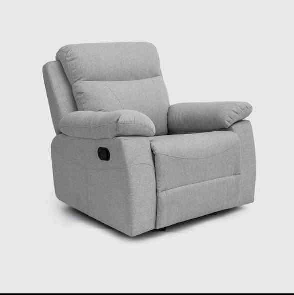 السلام عليكم كرسي اريكة مستخدم لمدة شهر فقط رصاصي خامة القماش قطن نظافة 100% بالنيلون مالته هيكل الكرسي: الهيكل الخارجي للكرسي مصنوع من مزيج من المعدن الصلب والخشب والنوابض (السپرنگات) المتموجة بأرجل من الخشب..
الهيكل مصمم بحيث يحتوي على مسند للقدم قابل للفتح او الاغلاق حسب اللي يريح الشخص، مسند للرقبة والرأس بالاضافة الى كون التصميم العام للكرسي يخليه بزاوية معينة تساعد توزع وزن الجسم بشكل متساوي ينعكس على الراحة اللي يوفرها الكرسي خلال الگعدة مكاني البياع 
اريده ٣٠٠ الف 
ماخذي ب٥٥٠ 
للاستفسار
*********** محمد
