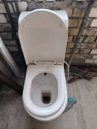 غراض للبيع قيم واخذ ٣بيبان خشب ومقعدغربي كامل تواصل عل رقم بي واتساب 0...