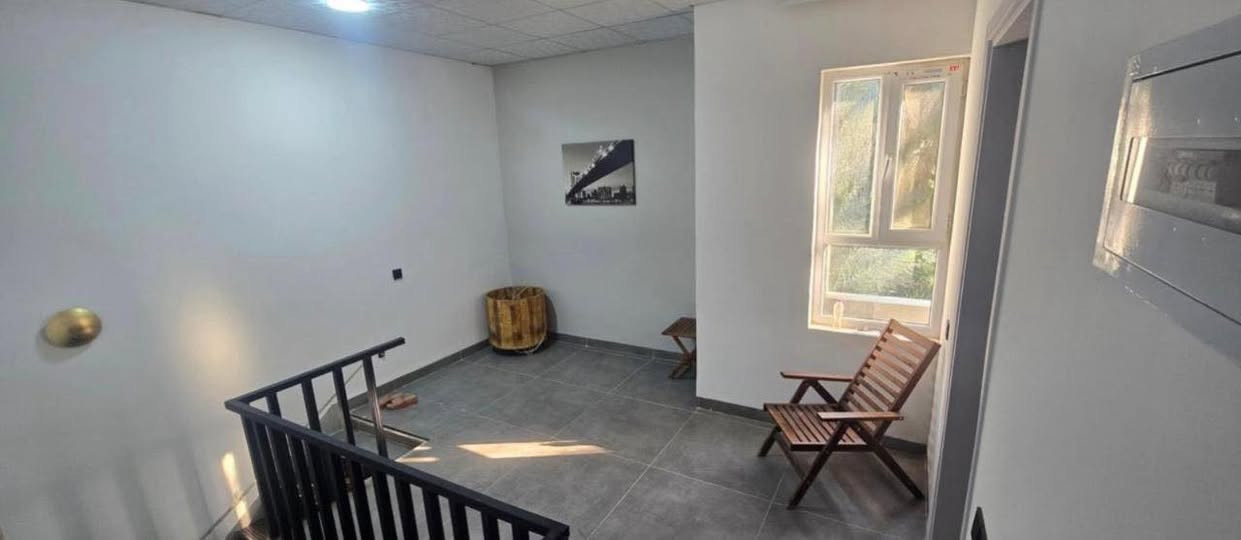 سلام عليكم للبيع داره كوناره طابو زراعي مساحه ١٥٠ متر  بناء جديد طابق اول يحتوي على 
هول داخلي مفتوح ٦&٨
مطبغ ٤&٤
غرفه٤&٥
مجمع صحيات 
ترك ٢&١٠

طابق الثاني
غرفه نوم ٤&٥
غرفه نوم ٦&٥
كلاوزيت ٦&٢
مجمع صحيات مع بانيو 

ملحقات 
كاونتر تركي مع طباخ مع فرن
كلاوزيت ملابس مع ميز تواليت
مبرده٥٠ سرعه تبريد كامل البيت دكت
سبالت عدد ٢ 
للستفسار ***********
