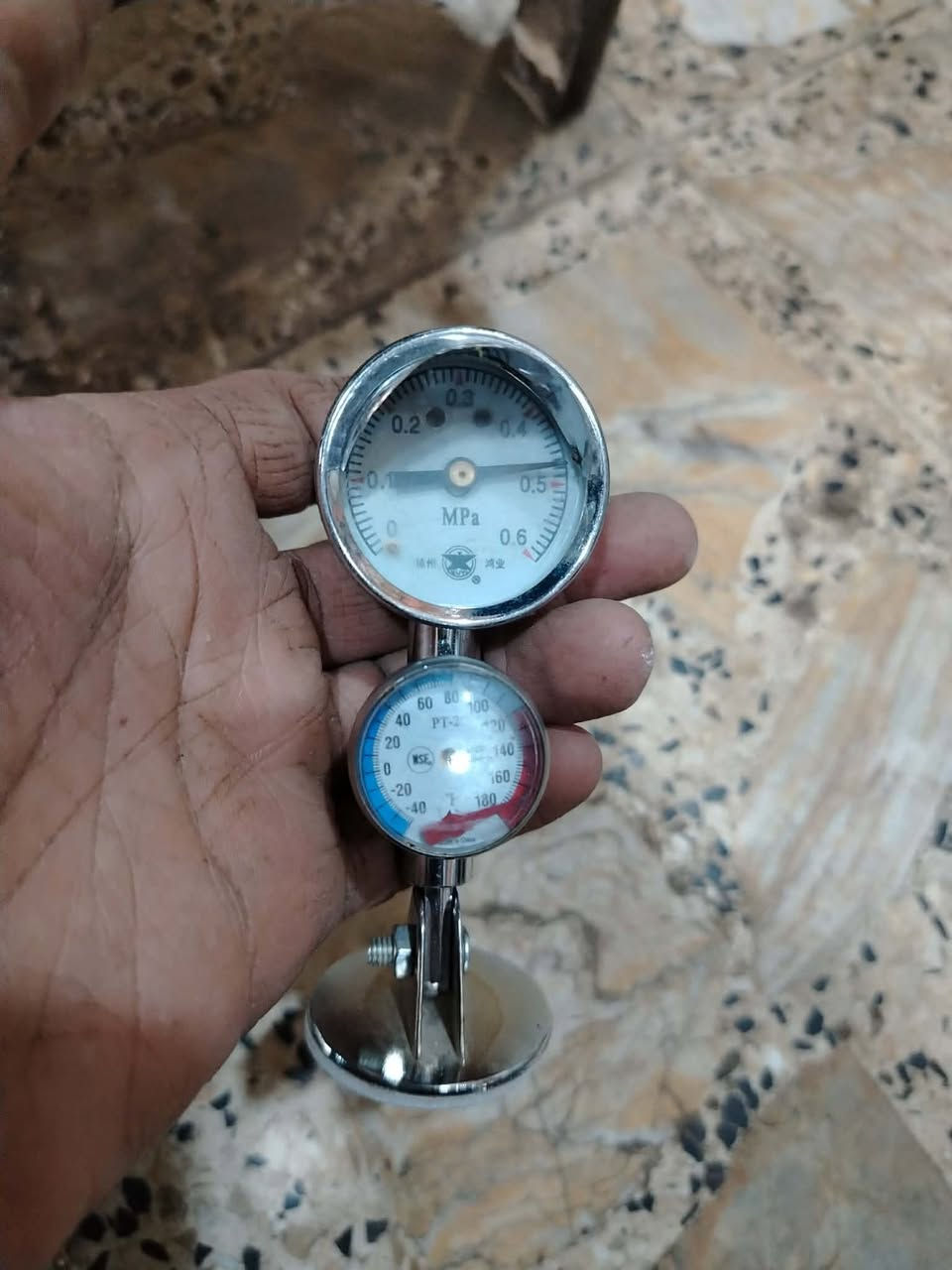 سلام عليكم للبيع غراض كلمن وسعره 
مكاني بغداد حي اور شارع نادي النفط ***********
