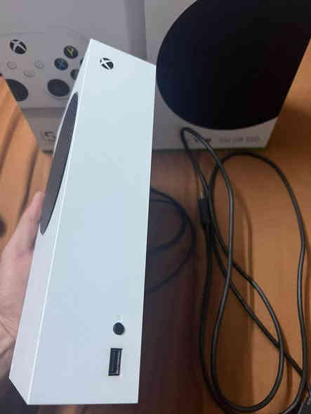 السلام عليكم شباب
جهاز اكس بوكس سيريس نظافه ٩٩٪؜. استخدام. قليل.  جداً شهر او اقل. بس هوه مشتري من ثلاث اشهر.   السعر ٤٠٠  + وياه هديه بطاريتين. وشاحنه كامله الهم. الجهاز ممفتوح وياه ايضاً حساب. وبي العاب.  كامل

للتواصل واتساب فقط ***********
